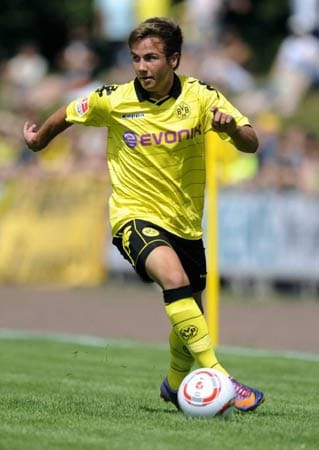 BVB-Coach Jürgen Klopp ist begeistert von seinem 18-jährigen Talent: Mario Götze könnte der nächste Dortmunder sein, der im offensiven Mittelfeld den Durchbruch schafft. Klopp traut ihm eine Menge zu, in der Vorbereitung gilt er bereits als einer der Gewinner. BVB-Coach Jürgen Klopp ist begeistert von seinem 18-jährigen Talent: Mario Götze könnte der nächste Dortmunder sein, der im offensiven Mittelfeld den Durchbruch schafft. Klopp traut ihm eine Menge zu, in der Vorbereitung gilt er bereits als einer der Gewinner.