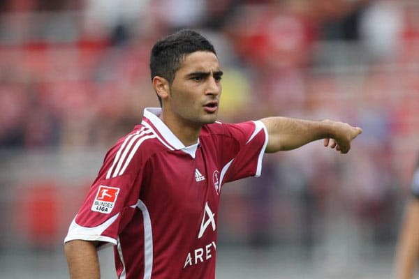 Mehmet Ekici ist das neueste Talent aus der Bayern-Kaderschmiede um Hermann Gerland: Beim 1. FC Nürnberg soll er zum Bundesligaspieler reifen - und lässt seine Mitspieler in der Vorbereitung bereits reihenweise wie Slalomstangen stehen. Der feine Techniker könnte beim FCN trotz seiner erst 20 Jahre zum Schlüsselspieler werden. Mehmet Ekici ist das neueste Talent aus der Bayern-Kaderschmiede um Hermann Gerland: Beim 1. FC Nürnberg soll er zum Bundesligaspieler reifen - und lässt seine Mitspieler in der Vorbereitung bereits reihenweise wie Slalomstangen stehen. Der feine Techniker könnte beim FCN trotz seiner erst 20 Jahre zum Schlüsselspieler werden.