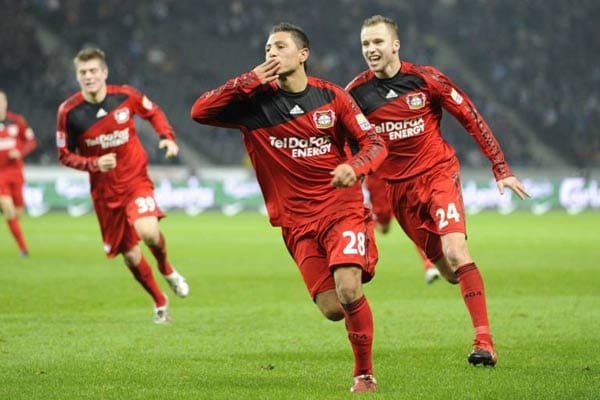 Seine Quote in der Bundesliga ist überragend: In seinen vier Ligaspielen zum Ende der letzten Saison erzielte er zwei Tore und bereitete zwei weitere vor. Burak Kaplan will in Leverkusen aber mehr und Stammspieler werden. Die Konkurrenz ist groß, doch Trainer Jupp Heynckes mag den 20-Jährigen Deutsch-Türken. Seine Quote in der Bundesliga ist überragend: In seinen vier Ligaspielen zum Ende der letzten Saison erzielte er zwei Tore und bereitete zwei weitere vor. Burak Kaplan will in Leverkusen aber mehr und Stammspieler werden. Die Konkurrenz ist groß, doch Trainer Jupp Heynckes mag den 20-Jährigen Deutsch-Türken.