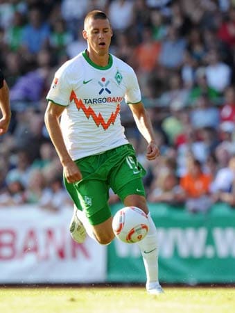 Sandro Wagner will in Bremen angreifen. Der U21-Europameister kam von Duisburg, wo er großes Pech hatte und nach seinen fünf Toren in den ersten sechs Saisonspielen durch einen Kreuzbandriss zurückgeworfen worden war. Jetzt will der Torjäger seine Qualitäten auch in der Bundesliga beweisen und zeigen, dass er sich gegen die hochkarätige Konkurrenz im eigenen Team durchsetzen kann. Sandro Wagner will in Bremen angreifen. Der U21-Europameister kam von Duisburg, wo er großes Pech hatte und nach seinen fünf Toren in den ersten sechs Saisonspielen durch einen Kreuzbandriss zurückgeworfen worden war. Jetzt will der Torjäger seine Qualitäten auch in der Bundesliga beweisen und zeigen, dass er sich gegen die hochkarätige Konkurrenz im eigenen Team durchsetzen kann.