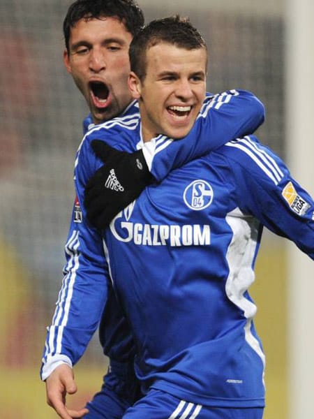Lukas Schmitz hat schon letzte Saison bewiesen, dass er in der Bundesliga mithalten kann. Jetzt kann er sich auch international beweisen, muss sich dafür aber gegenüber den Verstärkungen behaupten, die Trainer Magath geholt hat. Lukas Schmitz hat schon letzte Saison bewiesen, dass er in der Bundesliga mithalten kann. Jetzt kann er sich auch international beweisen, muss sich dafür aber gegenüber den Verstärkungen behaupten, die Trainer Magath geholt hat.