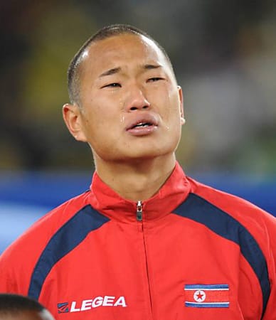 Sein Bild ging um die Welt: Chong Tese vergoss bei der WM in Südafrika Tränen der Rührung beim Abspielen der Nationalhymne Nordkoreas. Jetzt spielt er unter Friedhelm Funkel beim VfL Bochum. (