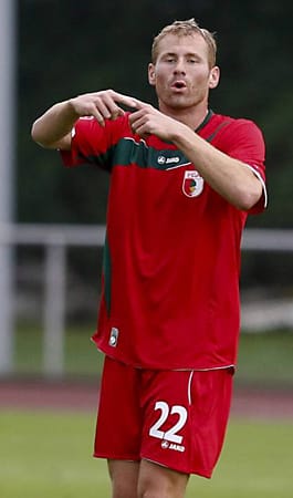 Ein weiterer ehemaliger Nationalspieler in der zweiten Liga: Lukas Sinkiewicz hat immerhin drei Spiele mit Bundesadler auf der Brust absolviert und soll in dieser Saison die Abwehr beim FC Augsburg zusammenhalten. (