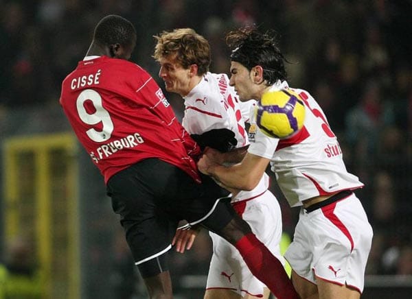 Georg Niedermeier (Mi.) und Serdar Tasci gehen gemeinsam ins Kopfballduell gegen den Freiburger Papiss Demba Cissé. Der in der Innenverteidigung gesetzte Mannschaftskapitän Matthieu Delpierre ist momentan verletzt. Niedermeier und Delpierre können sich also in den ersten Saisonspielen gemeinsam für ein längeres Engagement in der Startformation bewerben. ( Georg Niedermeier (Mi.) und Serdar Tasci gehen gemeinsam ins Kopfballduell gegen den Freiburger Papiss Demba Cissé. Der in der Innenverteidigung gesetzte Mannschaftskapitän Matthieu Delpierre ist momentan verletzt. Niedermeier und Delpierre können sich also in den ersten Saisonspielen gemeinsam für ein längeres Engagement in der Startformation bewerben. (