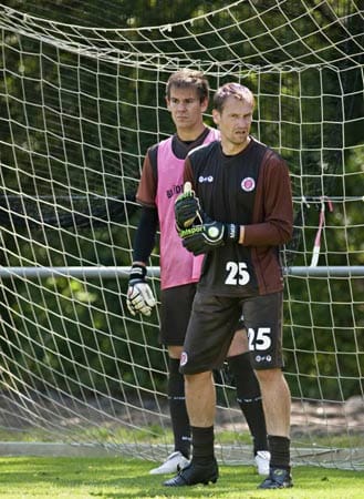 Zwischen Matthias Hain (re.) und Thomas Kessler liegen 13 Jahre Altersunterschied. Der eine (Kessler) will vom anderen (Hain) im Training lernen und einen Stammplatz. Den will Hain auch. Aufgrund des Muskelfaserrisses von Kessler geht Hain als Nummer eins in die ersten Spiele. Doch das kann sich schnell ändern, denn im Pokal darf plötzlich Benedikt Pliquett ran und der Zweikampf wird zum Dreikampf. ( Zwischen Matthias Hain (re.) und Thomas Kessler liegen 13 Jahre Altersunterschied. Der eine (Kessler) will vom anderen (Hain) im Training lernen und einen Stammplatz. Den will Hain auch. Aufgrund des Muskelfaserrisses von Kessler geht Hain als Nummer eins in die ersten Spiele. Doch das kann sich schnell ändern, denn im Pokal darf plötzlich Benedikt Pliquett ran und der Zweikampf wird zum Dreikampf. (