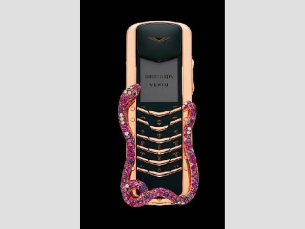 Platz 8: Nicht ganz so geschmackssicher war der Juwelier Boucheron bei der Gestaltung des Vertu Signature Cobra. Teuer ist das Handy natürlich trotzdem: 310.000 Dollar sind hier fällig. (