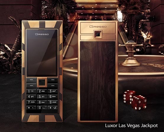Platz 5: Das Gresso Luxor Las Vegas Jackpot vollführt einen deutlichen Preissprung: Das Edelhandy mit den Saphir-Tasten und der Hülle aus Gold, schwarzen Diamanten und 200 Jahre altem Edelholz kostet eine runde Million US-Dollar. (