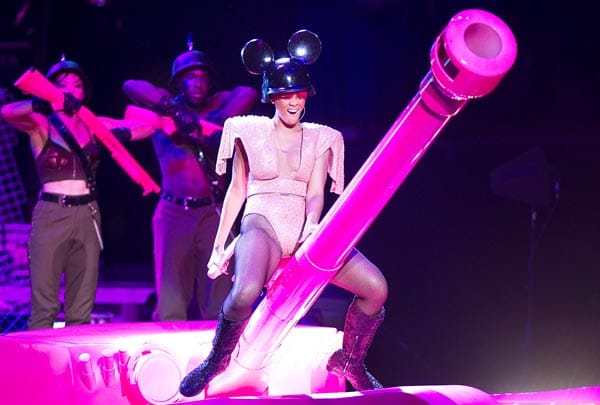 Soll das sexy sein? Popsternchen Rihanna mit Mickey-Maus-Ohren-Kappe auf einem Kanonrohr. Die pseudo-erotische Symbolik ihrer Pose ist an Peinlichkeit kaum zu übertreffen. ( Soll das sexy sein? Popsternchen Rihanna mit Mickey-Maus-Ohren-Kappe auf einem Kanonrohr. Die pseudo-erotische Symbolik ihrer Pose ist an Peinlichkeit kaum zu übertreffen. (