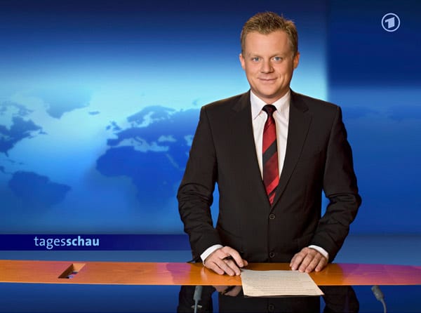 Der frühere Sprecher von Werbespots, Marc Bator, begann als Off-Kommentator in der ARD und spricht seit 2005 die Hauptausgabe der "Tagesschau". Er wechselte von den öffentlich-rechtlichen zum Privat-Sender Sat.1. Seit dem 10. Mai 2013 präsentiert Bator die Sat.1-Nachrichten.