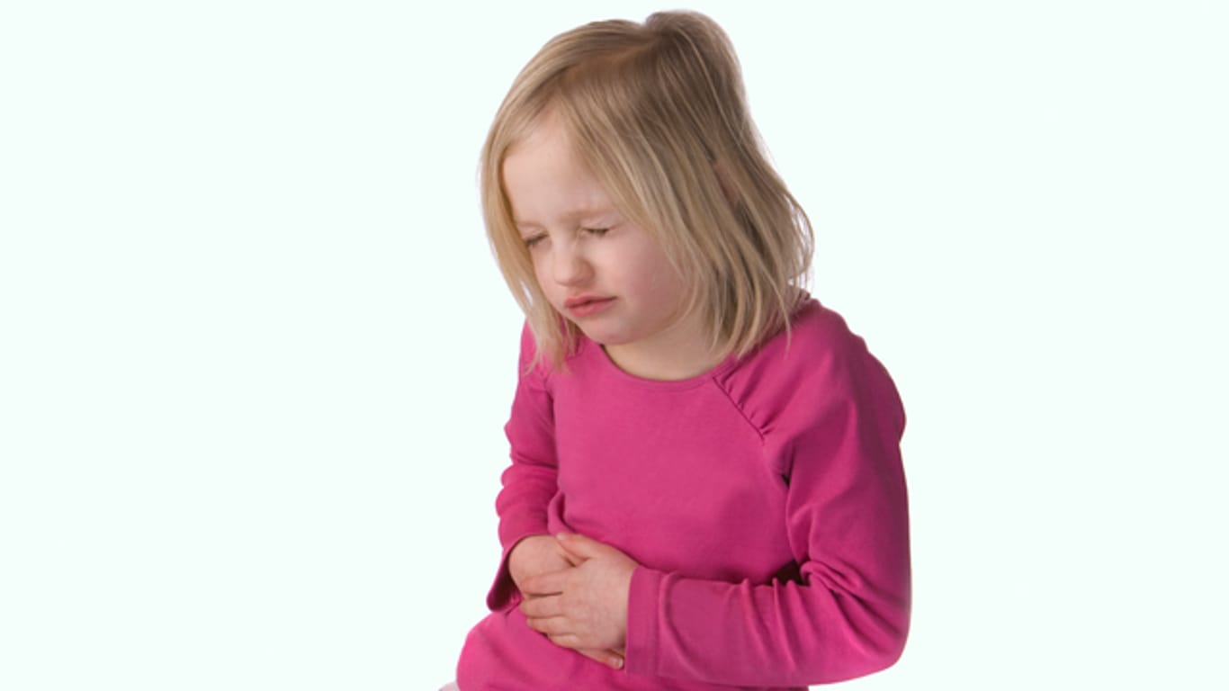 Mögliche Blinddarmentzündung: Bei heftigen Bauchschmerzen sollten Kinder unbedingt ärztlich untersucht werden.