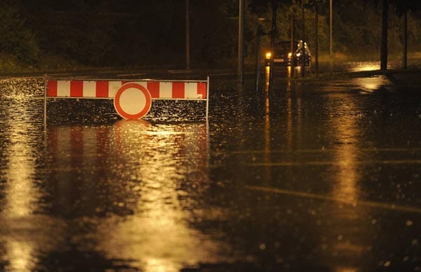 Unwetter über Deutschland: Bereits am Mittwochabend und in der Nacht zum Freitag hatte es über der Mitte Starkregenfälle gegeben. Im Großraum Hannover kam es, wie hier in Laatzen, zu Überschwemmungen.(