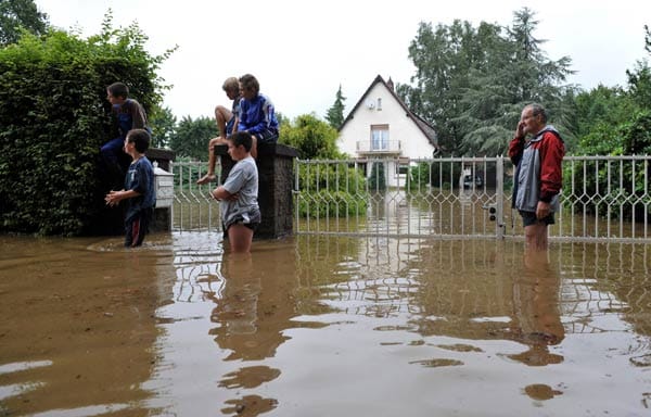 Unwetter über Deutschland: In Westerhausen bei Osnabrück stand das Haus von Bruno Wienecke unter Wasser (