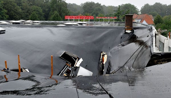 Unwetter über Deutschland: In Rheine in Nordrhein-Westfalen brach das Dach einer Lagerhalle in den heftigen Regenfällen ein.(