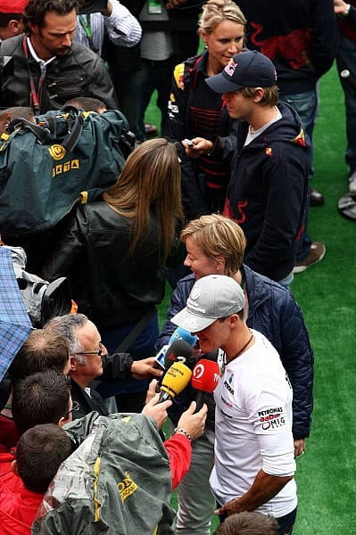 ... während sich ein paar Meter weiter am sogenannten "Bullring" Michael Schumacher und Sebastian Vettel dem Gedränge der TV-Stationen stellen.