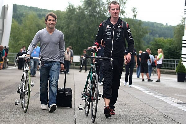 ... und Timo Glock kam mit seinem Rennrad im Fahrerlager an.
