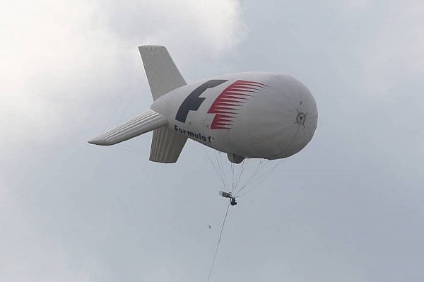 Bernie Ecclestones ferngesteuertes Formel-1-Zeppelin diente keineswegs nur zur Zierde. Unten war eine Kamera angebracht, die Luftaufnahmen liefern sollte, falls der TV-Helikopter - zum Beispiel wegen dichten Nebels - nicht starten kann.