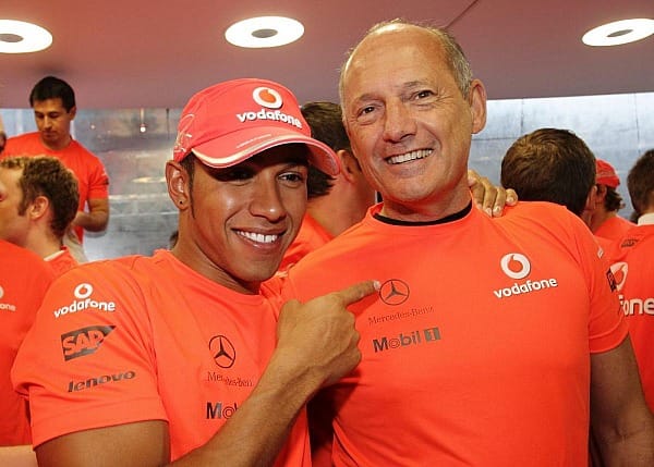 Einst wie Ziehvater und Sohn, dann zerstritten, jetzt wieder ein Herz und eine Seele: Lewis Hamilton und die "graue Eminenz" von McLaren, Ex-Teamchef Ron Dennis. Dennis ist nur noch bei wenigen Grands Prix persönlich anwesend.