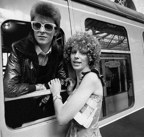 Angela Bowie verabschiedet ihren Mann David Bowie an der Victoria Station in London, Juli 1973. (