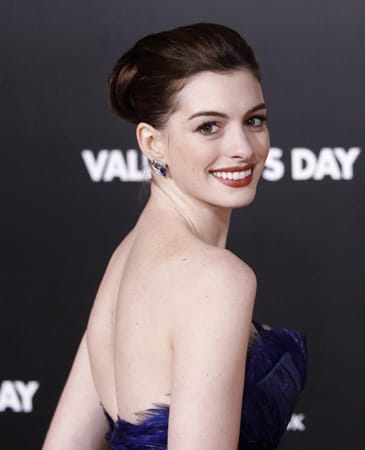 Auch Anne Hathaway zählt zu denjenigen Leinwandkünstlern, an denen sich die Studios sprichwörtlich dumm und dämlich verdienen. 64 Dollar sacken sie bei jedem Dollar ein, den der Star aus Filmen wie "Alice im Wunderland" und "Bridge Wars - Beste Feindinnen" selbst verdient. Damit rangiert Hathaway im "Forbes"-Ranking der rentabelsten Schauspieler auf Platz zwei. (
