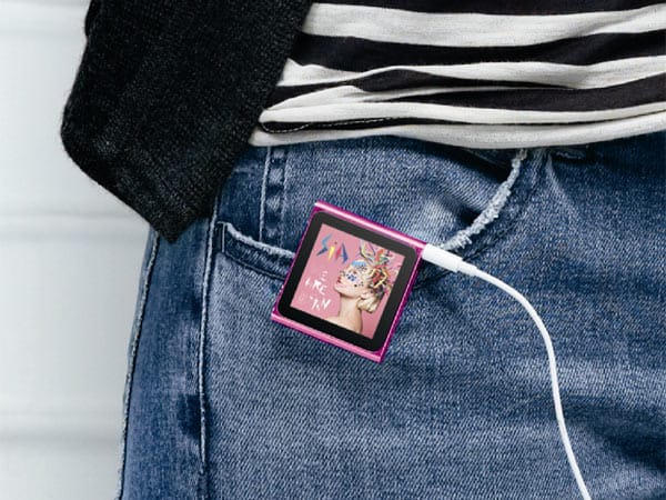 Der iPod nano hat einen stabilen Clip, mit dem er an der Kleidung befestigt werden kann. (