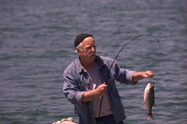 Dr. Gordon Raybanks (Richard Dreyfuss) im Anglerglück - noch ist es idyllisch am Lake Victoria. ( Dr. Gordon Raybanks (Richard Dreyfuss) im Anglerglück - noch ist es idyllisch am Lake Victoria. (
