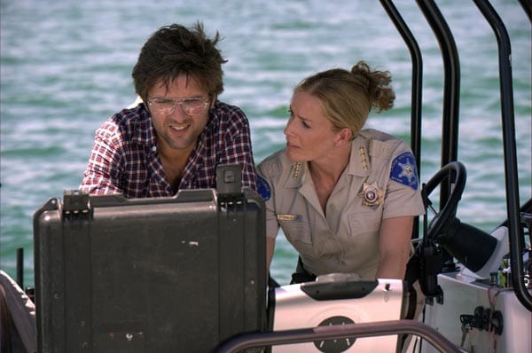 Doch dann stellen Novak Radzinsky (Adam Scott) und Sheriff Forester (Elisabeth Shue) ein Seebeben fest - ohne die Folgen zu ahnen. ( Doch dann stellen Novak Radzinsky (Adam Scott) und Sheriff Forester (Elisabeth Shue) ein Seebeben fest - ohne die Folgen zu ahnen. (