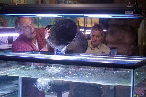 Kurze Zeit später macht Sheriff Forester einen erstaunlichen Fang im See, den der Fisch-Kenner Goodman (Christopher Lloyd) für eine naturhistorische Sensation hält. ( Kurze Zeit später macht Sheriff Forester einen erstaunlichen Fang im See, den der Fisch-Kenner Goodman (Christopher Lloyd) für eine naturhistorische Sensation hält. (