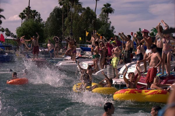 Das Problem: Jedes Jahr wird Lake Victoria zum Magnet für junge Leute, die dort feucht-fröhlich den Spring Break feiern. ( Das Problem: Jedes Jahr wird Lake Victoria zum Magnet für junge Leute, die dort feucht-fröhlich den Spring Break feiern. (