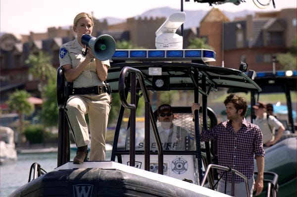 Sheriff Forester (Elisabeth Shue) fordert die feierfreudige Menge auf, das Wasser zu verlassen. ( Sheriff Forester (Elisabeth Shue) fordert die feierfreudige Menge auf, das Wasser zu verlassen. (