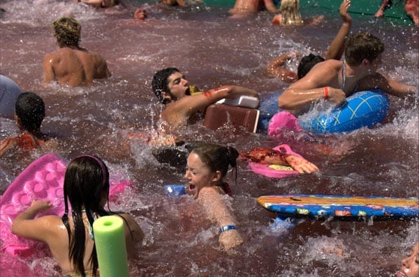 Der nie ganz Ernst gemachte Trash-Film hat auch einen Rekord aufgestellt: 300.000 Liter Filmblut verspritzte Allesandro Aja für "Piranha 3D". Das hat vor ihm noch kein Regisseur geschafft. ( Der nie ganz Ernst gemachte Trash-Film hat auch einen Rekord aufgestellt: 300.000 Liter Filmblut verspritzte Allesandro Aja für "Piranha 3D". Das hat vor ihm noch kein Regisseur geschafft. (