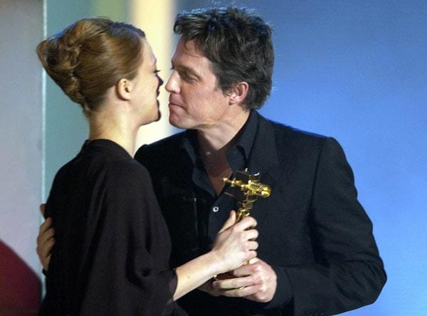 2003 übergibt Heike Makatsch Grant in Berlin die Goldene Kamera als "Bester Internationaler Schauspieler". (