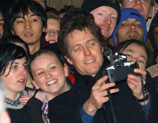 Nah dran an seinen Fans: Grant erstellt 2003 bei einer Premierenfeier ein Foto mit sich und seinen Anhängern. (