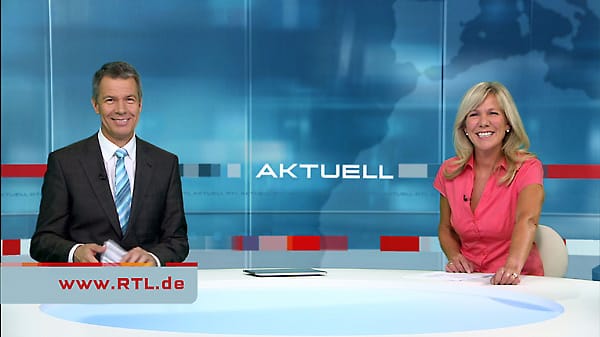 Peter Klöppel (li.) liest seien Nachrichten seit Samstagabend im neuen Studio. Doch "RTL aktuell" teilt die neue Fernsehstube mit den Magazinen "Explosiv" und "Exclusiv". (