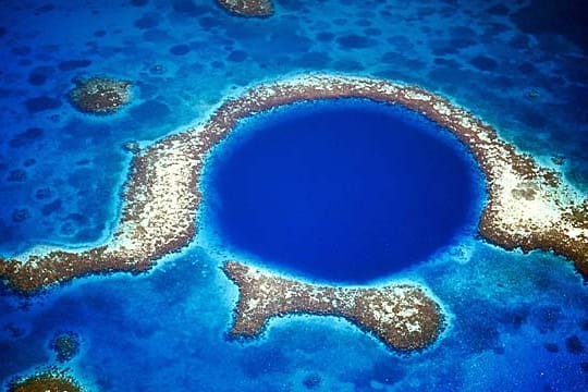 "Great Blue Hole" im Lighthouse Reef vor Belize