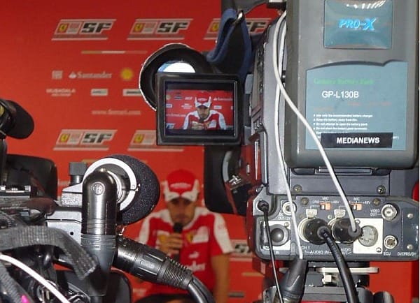 Im Zentrum des Interesses: Ferrari-Star Fernando Alonso steht den Medien am Donnerstag vor dem Rennen Rede und Antwort. Der Spanier bleibt im großen Rummel um seine Person absolut cool.