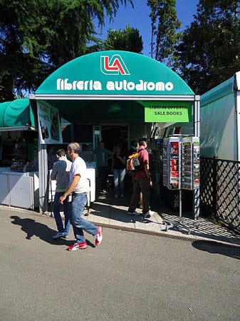 Buchshop nahe dem Eingang zum Fahrerlager: In diesem Jahr war was der Renner? Natürlich das neue Ferrari-Buch über 20 Jahre "Vrooom" - eine jährliche Veranstaltung im Winter in Madonna di Campiglio.