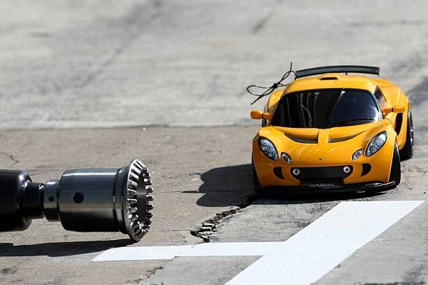Die neuen Teams fangen erstmal ganz klein an: Ein Mini-Lotus kurz vor dem entscheidenden Boxenstopp...