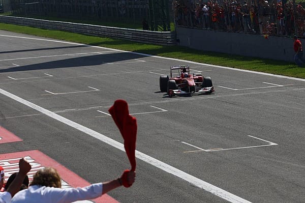 Aber nichts ging über Alonso. Der Spanier brachte die Fans in Monza in Extase, fuhr seinen dritten Saisonsieg ein. Für die vier Konkurrenten um den Weltmeistertitel 2010 wird Alonso langsam zum roten Tuch...