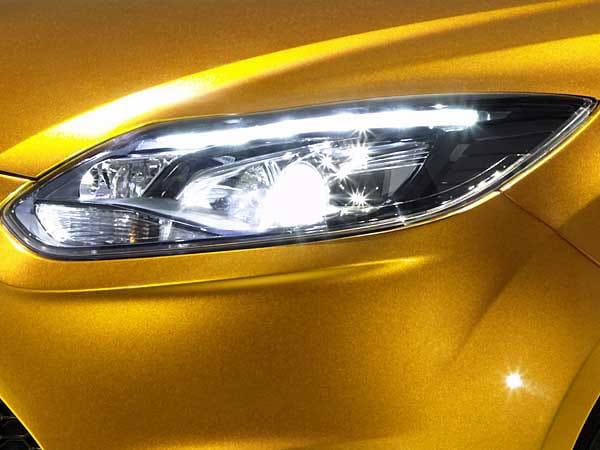 Aggressiv blitzt das LED-Tagfahrlicht des Ford Focus ST. (
