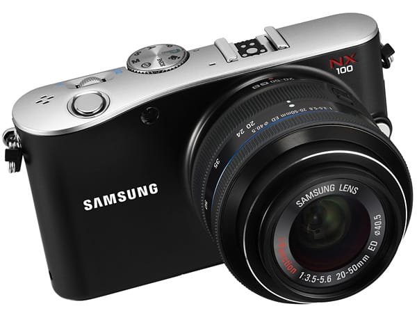 Die Systemkamera Samsung NX-100 setzt auf ein neues Bedienkonzept mit der Bezeichnug i-Function. Dazu gehört ein drehbarer Ring am Objektiv, mit dem sich Einstellungen vornehmen lassen können. Dazu bietet Samsung auch passende Objektive an. Die NX-100 schießt Fotos mit 14 Megapixeln und ist ab September 2010 für etwa 600 Euro erhältlich.