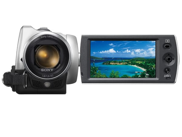 Sony zeigt auf der Photokina auch Videokameras in der günstigen Einsteigerklasse. Die DCR-SR15E soll vor allem einfach zu bedienen sein und bringt Funktionen wie Riesenzoom, Bildstabilisator, Gesichtserkennung und Videolicht mit. Videos werden auf einer internen 80-GB-Festplatte aufgezeichnet. Ab Oktober ist die Kamera für günstige 320 Euro zu haben. (
