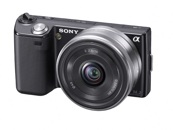 Die Wechselobjektive der Sony NEX3 und NEX5 ermöglichen hochwertige Optiken, da hier keine Linsen in ein winziges Kameragehäuse gezwängt werden müssen. Allerdings ist der Bildsensor der NES-Kameras recht klein, was Einbußen bedeuten kann. Die NEX-5 kostet 599 Euro, die NEX-3 499 Euro. Die Objektive kosten zwischen 250 und 800 Euro. (Bild: Hersteller)