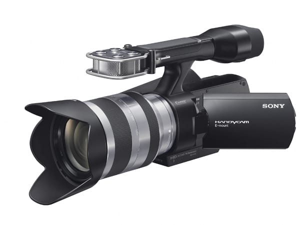 Die Sony Handycam NEX-VG10 nutzt die Wechselobjektive des NEX-Systems aber auch der Sony DSLR-Kameras. Damit erschließt sich dem ambitionierten Filmer eine ganze Palette von Objektiven. Die Ful-HD-Kamera kostet knapp 2000 Euro. (