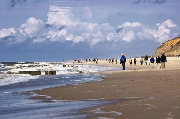 Zahlreiche Touristen genießen auf Sylt den Wind und den Strand in Wenningstedt. (