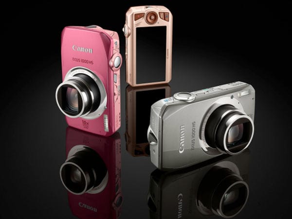 Sehr kompakt und dennoch zoomstark: Zum zehnjährigen Jubiläum der Ixus-Reihe präsentiert Canon die Ixus 1000 HS, die 360 Euro kostet. Die 10-Megapixel-Kamera schafft mit ihrem 10fach-Zoom bis zu 360 mm Brennweite. Die Kamera gibt es in drei stylischen Farben. (