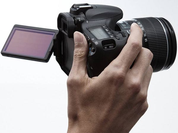 Canons neue EOS 60D punktet mit 18 Megapixelsensor und einem dreh und schwenkbaren Display. Schnell ist die Canon EOS 60D auch, denn sie schießt bis zu 5,3 Bilder pro Sekunde. Das Kameragehäuse kostet etwa 1100 Euro und kommt im Oktober in den Handel. (
