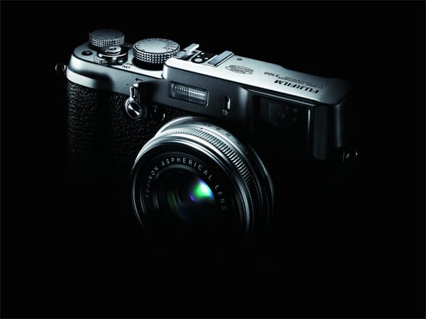 Retro-Design ist auch bei Fujifilm in. Die Finepix X100 richtet sich an Profi-Fotografen und ambitionierte Amateure und bietet neben einem hochwertigen Festbrennweitenobjektiv mit 35 Milli8metern eine n 12,3 Megapixel-Bildsensor. Die Kamera kommt Anfang 2011 auf den Markt, ein Preis nennt Fujifilm derzeit noch nicht. (
