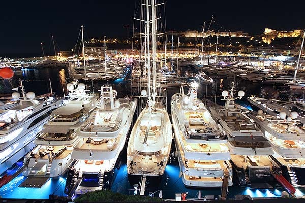 Bei einem abendlichen Spaziergang am Hafen kann man die Abendstimmung von Port Hercules genießen - mitsamt manchen Einblicken ins Yachtinnere (