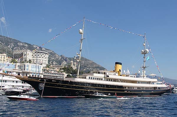 Eine altehrwürdige Segelyacht legt anlässlich der Monaco Yacht Show in Port Hercules an (
