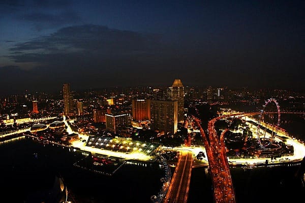 Darum freut sich der Formel-1-Zirkus jedes Jahr auf das Nachtrennen: Der Blick auf Singapur ist einmalig.